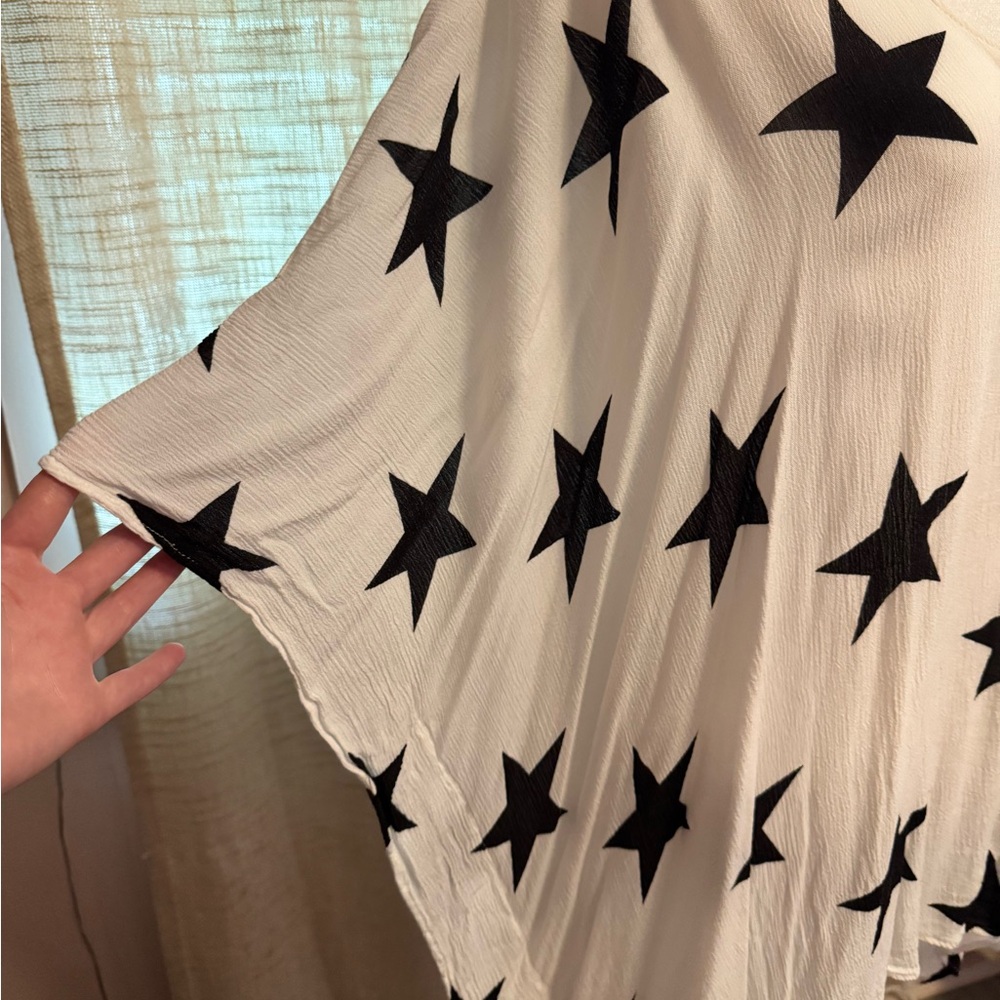 White Star Patterned Flowy Blouse - image 2